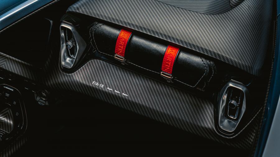Детали интерьера Aston Martin V12 Speedster 2020 года  (WW) (фото 25 из 39)